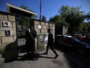 Bimbi picchiati e legati al passeggino: arrestata a Roma maestra di un asilo nido comunale