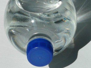 Compra l'acqua al bar, ma nella bottiglietta c'? dell'acido: grave un 58enne
