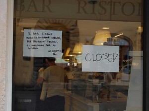 Piazza di Spagna, chiusi due locali: sporcizia e insetti nelle cucine