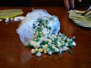 Maxi operazione antidroga a Tor Bella Monaca: dal cielo cadono dosi di hashish e soldi
