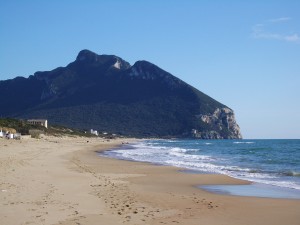 Si rompe un depuratore a Sabaudia: rifiuti di plastica galleggiano in mare tra i bagnanti