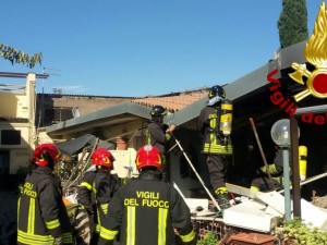 Roma, esplosione di un palazzo a Capannelle: almeno un ferito grave