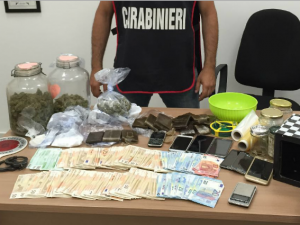 Un laboratorio della droga nella casa di insospettabili: arrestati 5 ragazzi romani