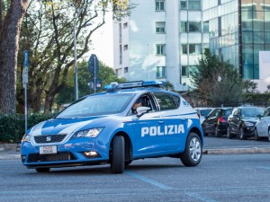 Uccide il padre a coltellate e si costituisce ancora sporco di sangue: orrore a Prati