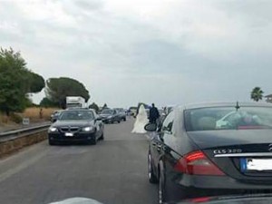 Su via Pontina rimane bloccata nel traffico anche la sposa