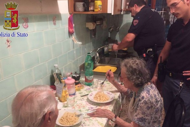 Gli agenti cucinano la pasta al burro e parmigiano per Jole e Michele, due anziani soli