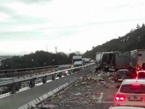 Roma, incidente sull'A1: camion si ribalta e perde il carico di scatolette di tonno