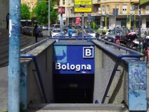 Massacrato di botte in metro. La sua colpa? Chiedere a due ragazzi: 