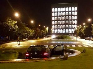 Eur, non vede la fontana e ci finisce dentro con l'auto