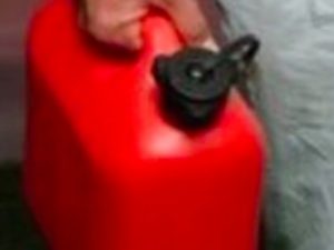 Tenta di dar fuoco alla ex con una tanica di benzina: arrestato