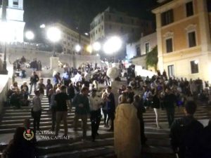 Bevono e mangiano sulla scalinata di Trinit? dei Monti appena riaperta: 40mila euro di multe