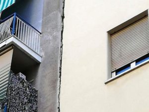 Distacco di due palazzi in via Oderisi da Gubbio