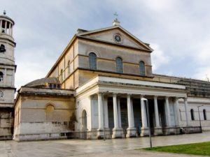 La Basilica di San Paolo, chiusa per danni dopo il terremoto di questa mattina