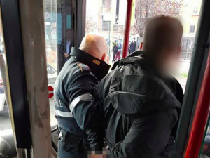 Aggredisce i passeggeri sul bus 23: arrestato 26enne fuori controllo