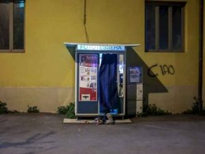 Pusher spaccia all'interno di una macchinetta per fototessere: arrestato 33enne