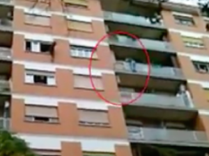 Aggrappato con un braccio alla ringhiera minaccia di buttarsi dal sesto piano: salvato