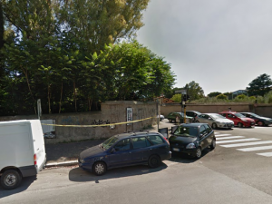 Crolla un muro di cinta in via Gregorio VII, traffico bloccato