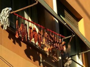 Roma, mette ad essiccare la carne sul balcone: lo scatto finisce su Facebook