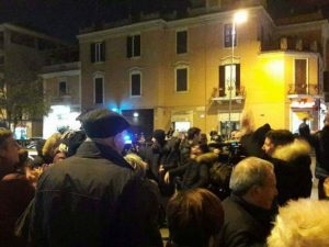Studentessa cinese morta a Roma, tensione a Tor Sapienza: in centinaia verso il campo rom