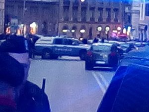 Corteo licenziati Almaviva bloccato su via Cavour: un pacco sospetto artificieri sul posto