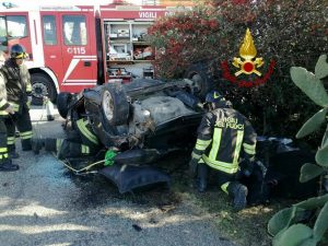 Tarquinia, auto si ribalta e finisce fuori strada: muore 20enne al volante, grave un amico