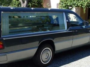 La polizia insegue il carro funebre al funerale: 