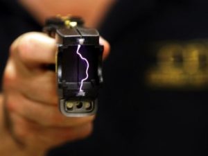 Tenta una rapina a Termini armato di una pistola taser: arrestato 21enne