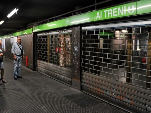 Allarme bomba alla stazione Centrale a Milano: interrotte 2 linee della metro