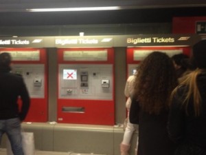 La tecnica per rubare ai ragazzini in metro: un urto e sparisce il portafogli
