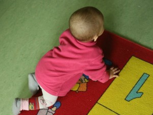 Brescia, bimba di un anno gattona fino alla strada e viene investita: è grave