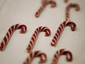Ruba le caramelle da regalare ai nipoti a Natale, i carabinieri pagano il conto