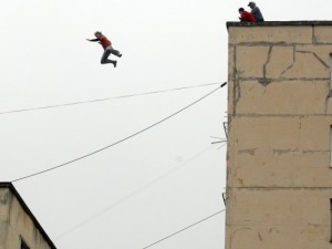 Appassionati di parkour si esercitano tra i tetti (Archivio: Getty images)