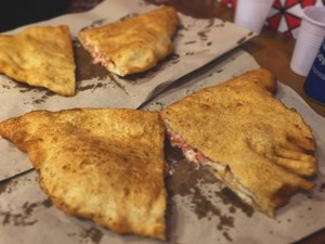 Milano, pizza fritta e birra gratis (per due ore): ecco dove e quando