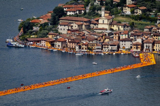 Evacuata per maltempo la passerella di Christo, due feriti nel primo giorno di apertura