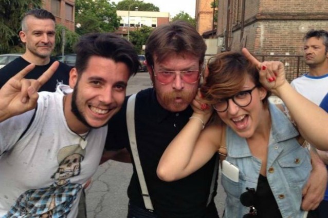 Riccardo e Chiara col cantante degli Eagles of death metal (Facebook)