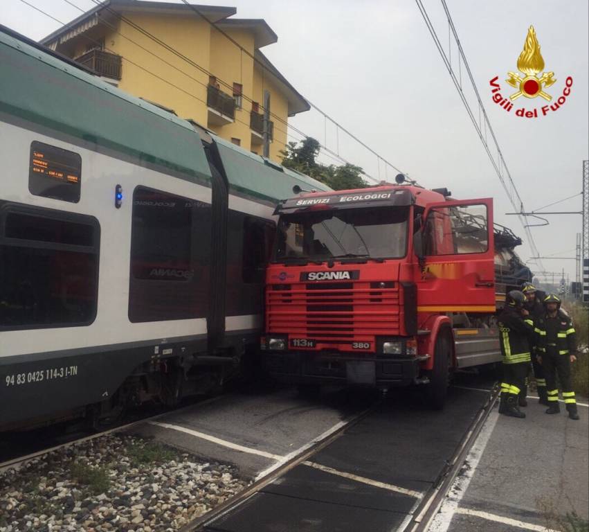 Varese, camion contro un treno al passaggio a livello di Gazzada ... - Milano Fanpage