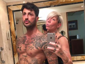 La collaboratrice mostra il tatuaggio con data di nascita di Corona: 