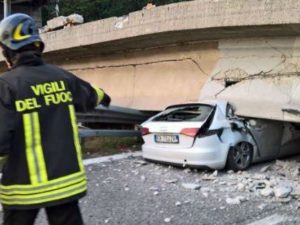 Crolla un ponte sulla superstrada nel Lecchese: auto schiacciate, un morto e feriti