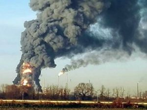 Pavia, esplode raffineria Eni: fiamme altissime ma nessun ferito