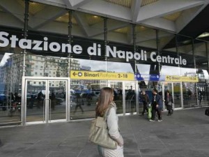 Napoli, si abbracciano e poi si lanciano sotto un treno: morta una donna, uomo gravissimo