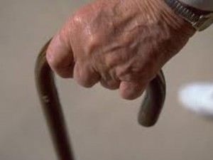 Aggredisce una 13enne in strada: 80enne arrestato per violenza sessuale