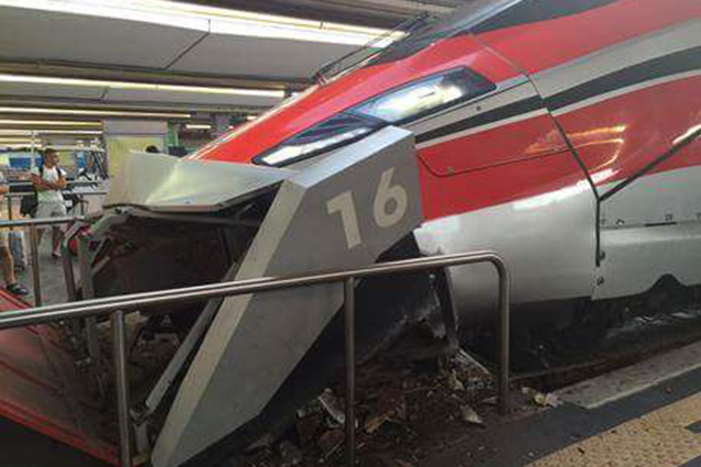 Il treno contro la stazione di testa a Napoli