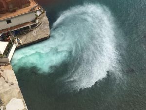 Schiuma bianca nel mare di Posillipo, si teme inquinamento. I Verdi: 