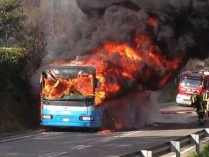 Bus pieno di studenti prende fuoco in autostrada: tragedia sfiorata, nessun ferito