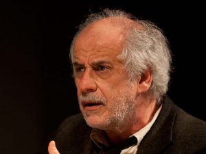 Toni Servillo sgrida uno spettatore che parla al cellulare: ovazione del pubblico