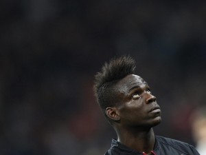 Milan, Balotelli prova a prendere a pallonate il drone di Brocchi