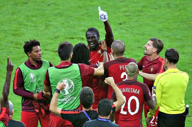 Eder festeggia indossando il guanto bianco
