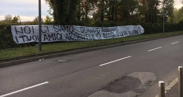 Lo striscione della Curva Nord sotto casa Icardi, poi rimosso
