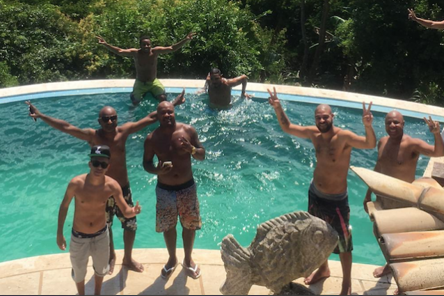 Adriano scatenato a bordo piscina in compagnia di amici (foto www.instagram.com/adrianoimperador/)