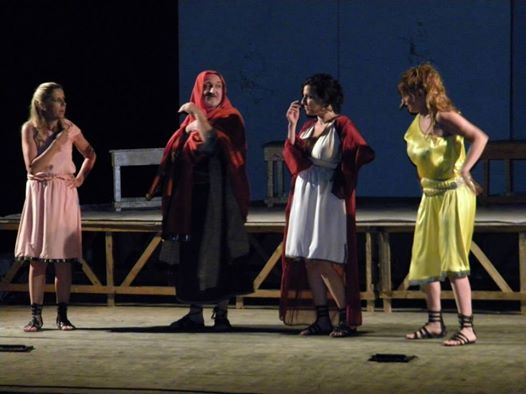 L'esilarante scena del "picco ritto": Enzo Casertano interpreta la "pletora di donne". Molto divertente anche il ruolo di Chiara Cavalieri, brillanti Antonella Piccolo e Debora Caprioglio